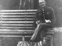 Józef Piłsudski z psem w parku w Sulejówku. Źródło: NAC