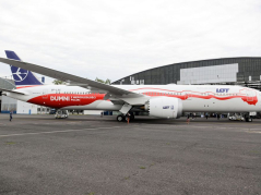 Samolot Boeing 787-9 pomalowany w biało-czerwone barwy został zaprezentowany na Lotnisku Chopina w Warszawie. Fot. PAP/J. Kamiński 