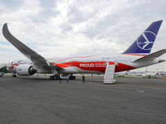 Samolot Boeing 787-9 pomalowany w biało-czerwone barwy został zaprezentowany na Lotnisku Chopina w Warszawie. Fot. PAP/J. Kamiński 