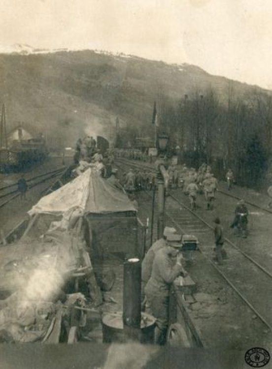 Transport oddziałów legionowych na Węgry. Postój eszelonu na stacji w Karpatach. Październik, 1914 r. Źródło: CAW