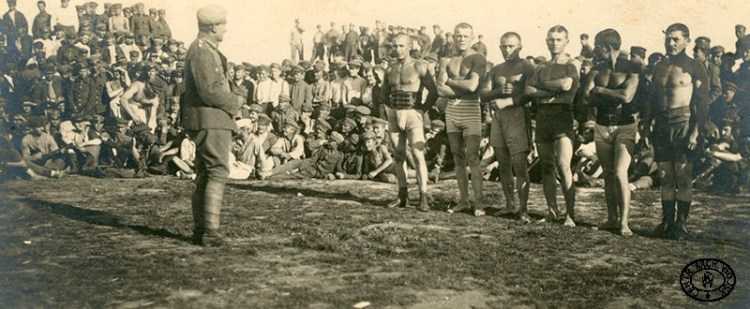 Zawody sportowe w obozie internowanych. Szczypiorno. Lato 1917 r. Źródło: CAW