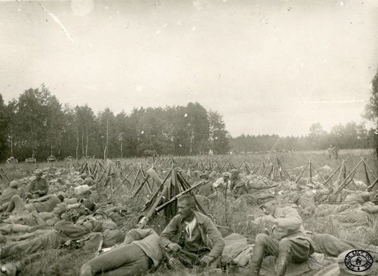 Żołnierze 5. Pułku Piechoty Legionów Polskich odpoczywają w polu w rejonie miejscowości Dubniaki. Wołyń. Widoczne karabiny 8 mm Mannlicher wz. 1890 i 1895. Sierpień 1916 r. Źródło: CAW