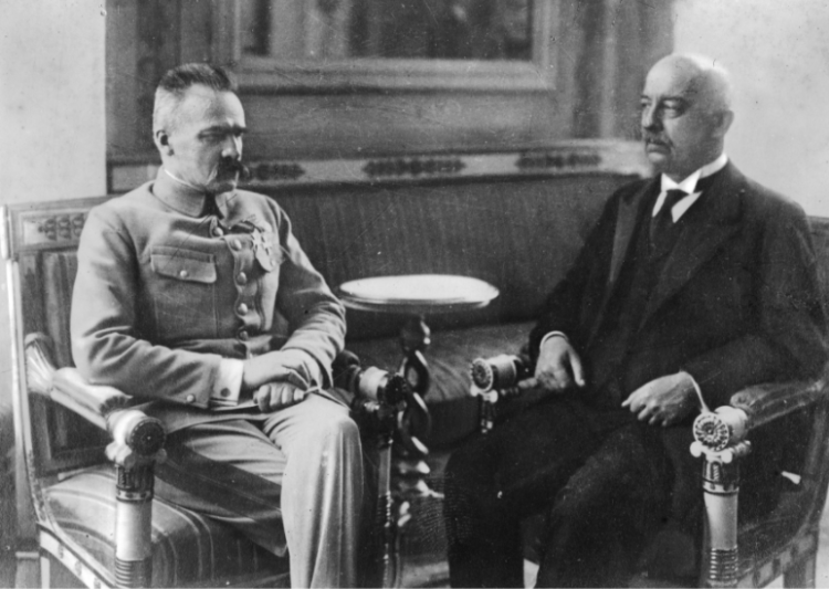 Naczelnik Państwa Józef Piłsudski podczas rozmowy z nowo wybranym prezydentem Gabrielem Narutowiczem w Belwederze, 10-12-1922. Źródło: NAC