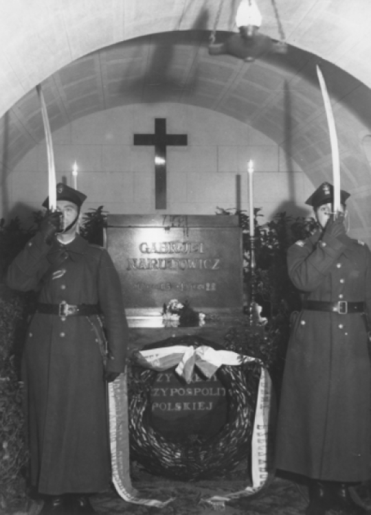Warta honorowa przy sarkofagu Gabriela Narutowicza w katedrze św. Jana, 16-12-1937. Źródło: NAC