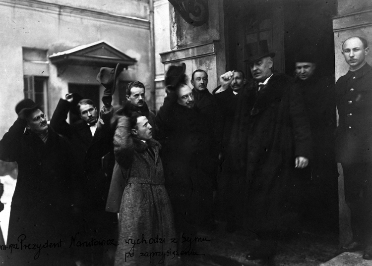 Warszawa, 11.12.1922. Prezydent RP Gabriel Narutowicz (3P) wychodzi z Sejmu po zaprzysiężeniu. Fot. PAP/CAF