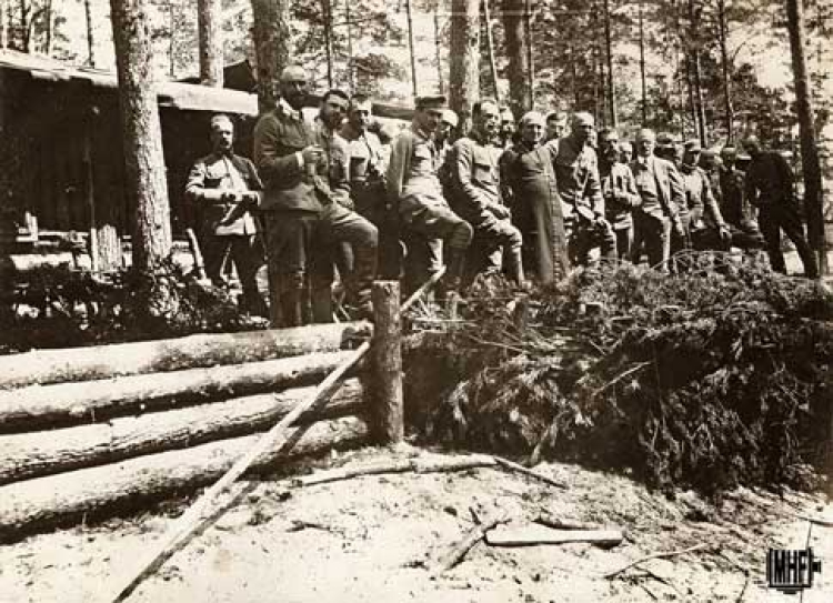 Józef Piłsudski i ksiądz biskup Władysław Bandurski, u legionistów z 4 pułku piechoty na Wołyniu, Wołyń, 29-31 V 1916.  Fot. MHF