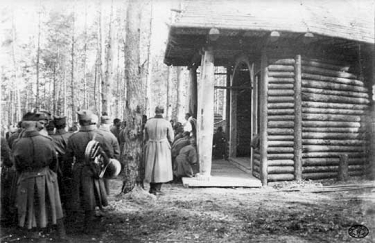 Oficerowie i żołnierze 4 Pułku Piechoty Legionów uczestniczą w mszy polowej przy kaplicy wybudowanej w Rojowym Osiedlu, Wołyń. Wiosna, 1916 r. Fot. CAW