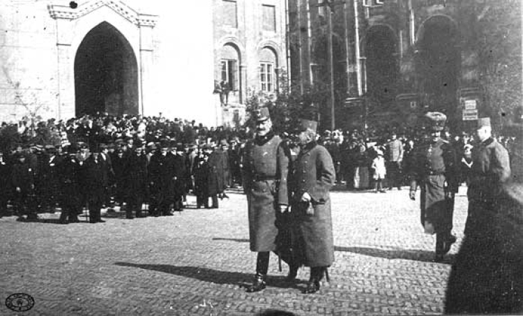 Gen. Stanisław Szeptycki i gen. Karl von Kuk przed katedrą w Lublinie po ogłoszeniu aktu 5 listopada 1916 r.