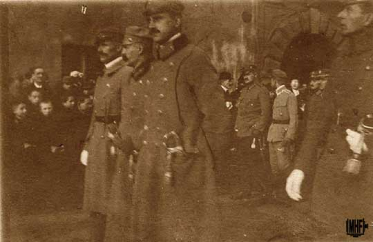 Józef Piłsudski w drodze na uroczystości ogłoszenia Aktu 5 Listopada w Krakowie. Grupa znajduje się na ul. Grodzkiej. Fot. Tadeusz Lazarewicz, Kraków; 8 XI 1916.