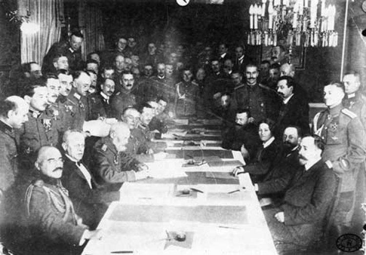 Podpisanie niemiecko-rosyjskiego rozejmu na froncie w Brześciu nad Bugiem – 17 grudnia 1917 r. Źródło: CAW