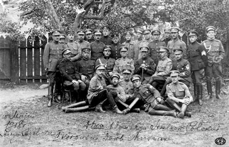 Dowództwo 1 dywizji strzelców 1KP w Starym Bychowie. W drugim rzędzie (trzeci z lewej) siedzi Władysław Anders – maj 1918 r. Źródło: CAW