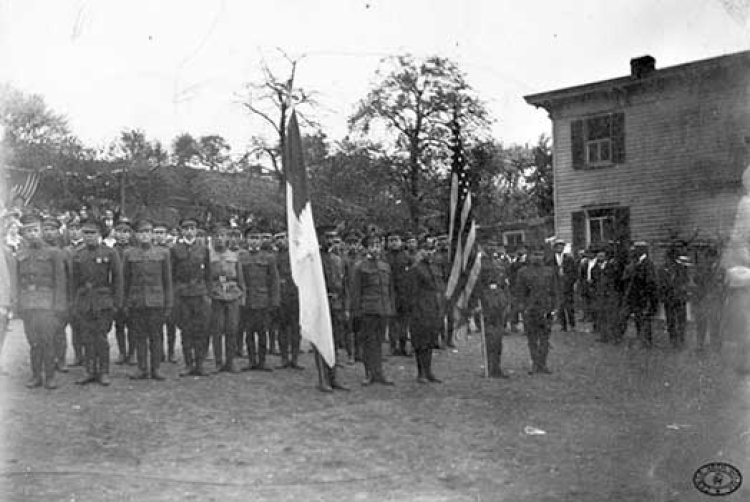 Członkowie Związku Młodzieży Polskiej w Ameryce składają przysięgę w Szkole Wojskowej w Congres. 1916 r. Źródło: CAW