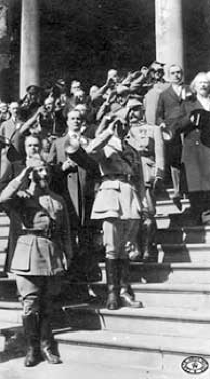 Salutowanie hymnu narodowego w dniu przyjazdu Ignacego Paderewskiego do obozu Armii Polskiej w Ameryce. 1917 r. Źródło: CAW