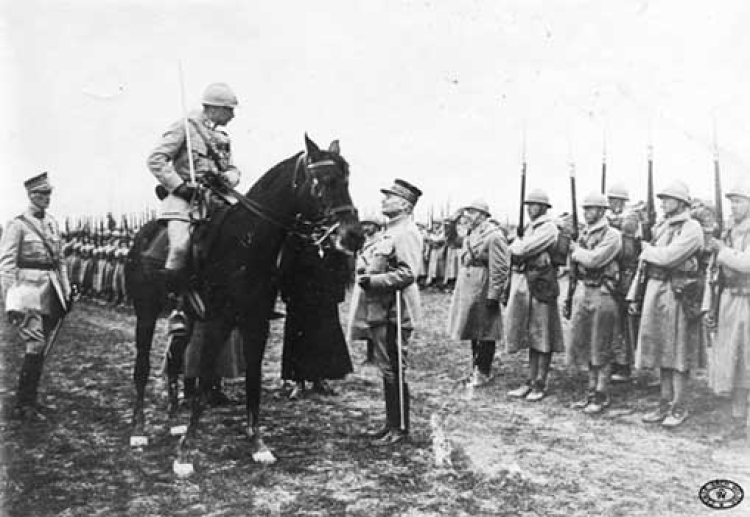 Szef wojskowej misji francusko-polskiej gen. Louis Archinard dokonuje przeglądu 1 pułku strzelców. 3 maja 1918 r. Źródło: CAW