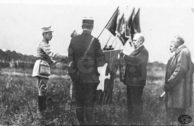Prezydent Francji Raymond Poincar&eacute; dekoruje sztandar bajończyków orderem „Croix de Guerre avec Palme” – Brienne (Szampania), 22 czerwca 1918 r.