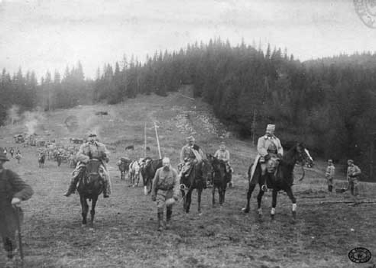 Gen. Karol Trzaska-Durski (na koniu z lewej), ppor. Jan Słuszkiewicz (pieszo) i płk dr Staszewski (na koniu z prawej) podążają na czele kolumny taborów legionowych wkraczającej do Galicji po przejściu „Drogi Legionów”. Okolice Rafajłowej, Karpaty. Październik, 1914 r.