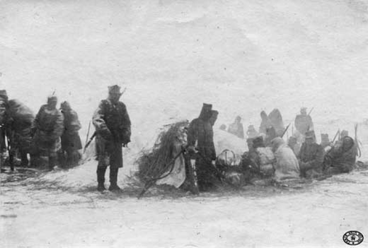 Żołnierze legionowi rozgrzewają się przy ogniskach podczas śnieżycy. Karpaty. Zima, 1914/1915 r.