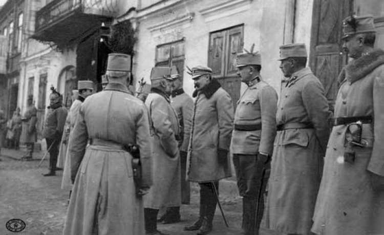 Wizyta na froncie Naczelnego Wodza armii austro-węgierskiej arcyksięcia Fryderyka. Arcyksiążę rozmawia z brygadierem Józefem Piłsudskim – Jędrzejów, marzec 1915 r. Fot. CAW