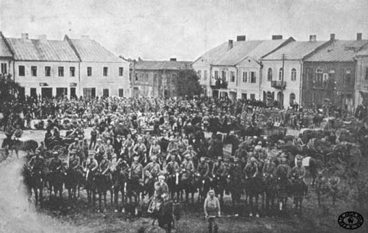 Strzelcy z 1 Kompanii Kadrowej na rynku w Jędrzejowie. Sierpień, 1914 r.