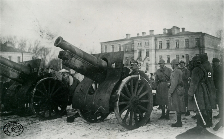 Gen. A. Listowski przy francuskiej haubicy na rynku w Równem. 04.1920. Źródło: CAW