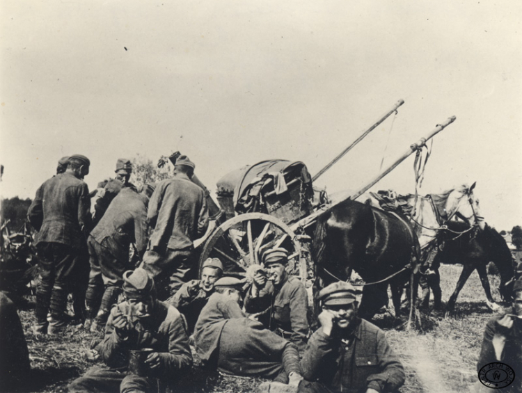 Żołnierze w czasie spożywania posiłku na froncie pod Warszawą, 08.1920. Źródło: CAW