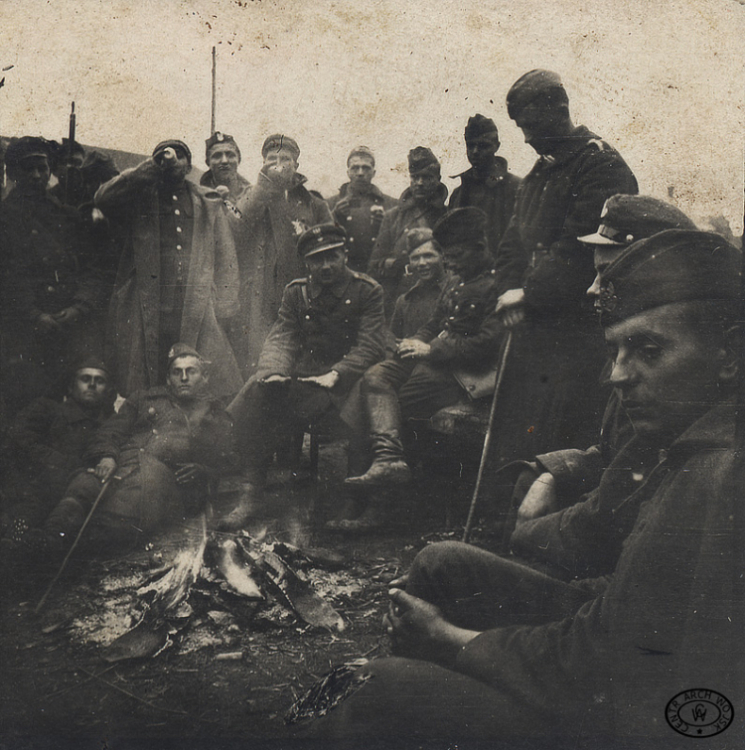 Odpoczynek żołnierzy przy ognisku po odparciu bolszewików spod Warszawy, 1920 r.