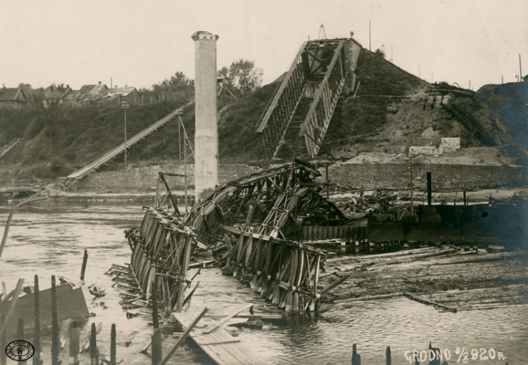 Most kolejowy zniszczony podczas działań wojennych. Grodno 1920 r.