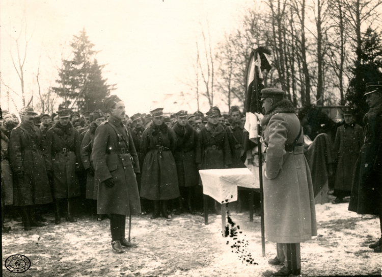 Wręczenie sztandaru dowódcy 5 Pułku Piechoty Legionów ppłk Adamowi Skwarczyńskiemu. Mołodeczno,03.12.1920.
