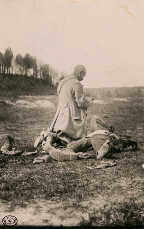 Ks. J. Ziółkowski kapelan 5 Pułku Piechoty Legionów spowiada śmiertelnie rannego żołnierza pod Żytomierzem. 26.04. 1920. Źródło: CAW