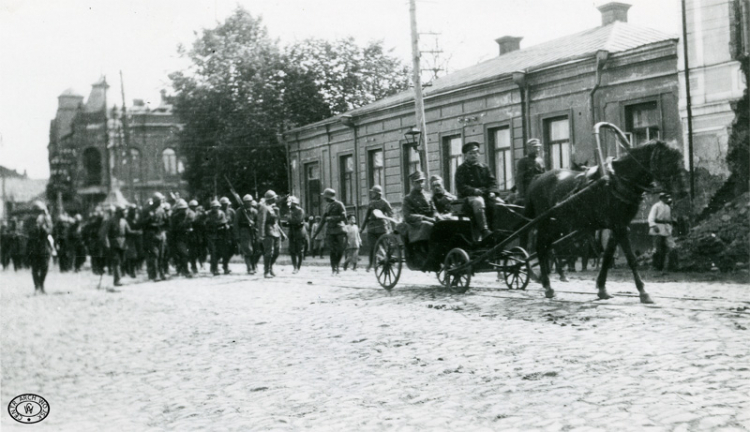 Wkroczenie 1 Pułku Piechoty Legionów do zdobytego Żytomierza. 26.04.1920. Źródło: CAW