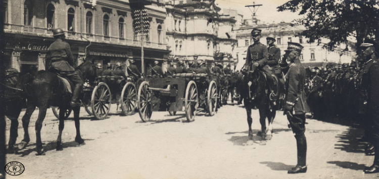 Gen. E. Śmigły-Rydz przyjmuje defiladę wojsk polskich w Kijowie. 11.05.1920. Źródło: CAW