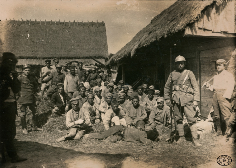 Bolszewiccy jeńcy wzięci do niewoli przez 5 Pułk Piechoty Legionów. 24.07.1920. Źródło: CAW