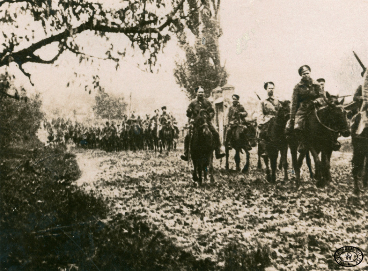 Oddział kawalerii S. Budionnego w marszu przez Ukrainę. 1920. Źródło: CAW