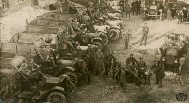 Samochody ciężarowe Wojska Polskiego. 06.1920. Źródło: CAW