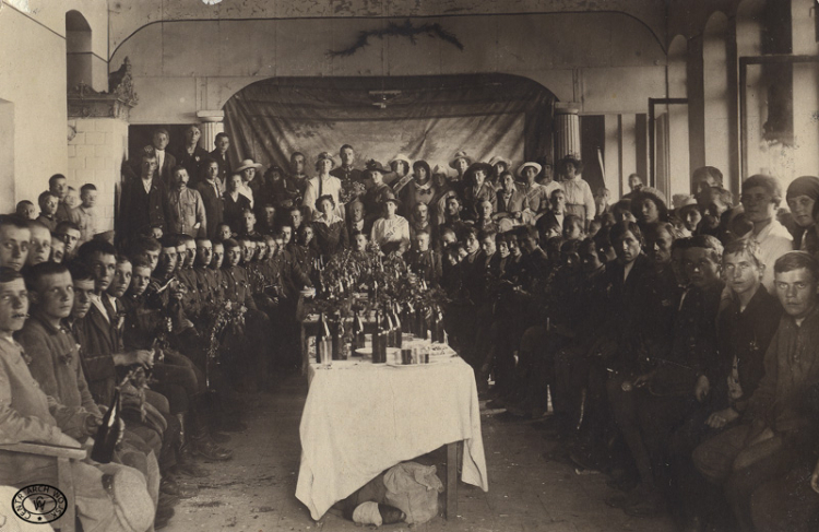 Pożegnanie ochotników z Grójca przed wyruszeniem na front. 07.1920. Źródło: CAW