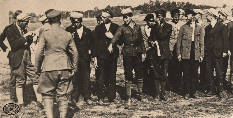 Ćwiczenia studentów, którzy weszli w skład Dywizji Ochotniczej. Warszawa, 1920. Źródło: CAW