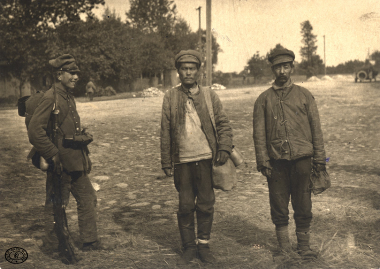 Żołnierze bolszewiccy wzięci do niewoli pod Radzyminem, 08.1920 r.
