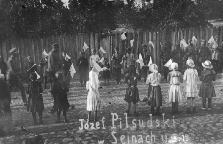 Sejneńskie dzieci witają Naczelnika Państwa Józefa Piłsudskiego (2. z lewej), wrzesien 1919. Źródło: NAC