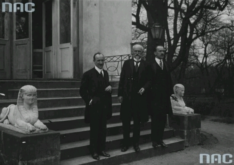 Minister spraw zagranicznych Czechosłowacji Edward Benesz (z lewej), prezydent RP Stanisław Wojciechowski (w środku) i minister spraw zagranicznych Polski Aleksander Skrzyński na schodach przed Belwederem. Data wydarzenia: 1925-04-21 - 1925-04-23. Fot. NAC