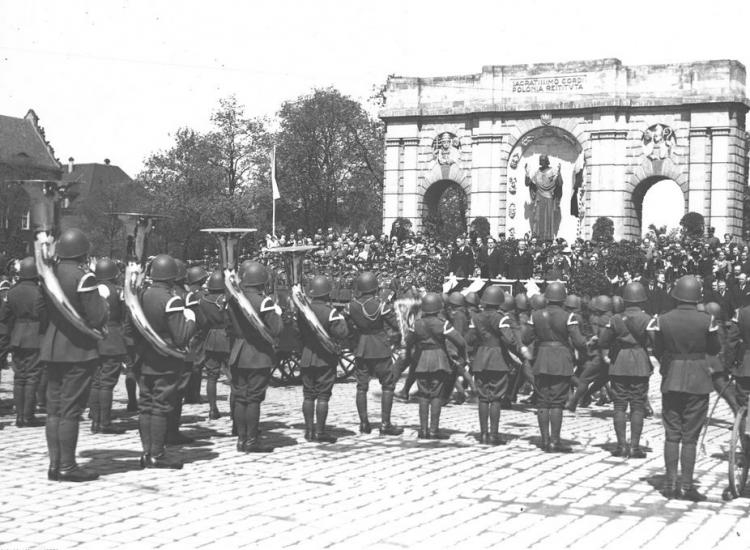 Święto Narodowe Trzeciego Maja – uroczystości w Poznaniu; w głębi pomnik Chrystusa Króla (pomnik Wdzięczności). 1937 r. Źródło: NAC
