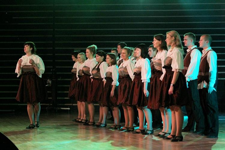 Zespół Tańca Ludowego "Zgoda" z Wilna. 2012 r. Fot. PAP/T. Waszczuk
