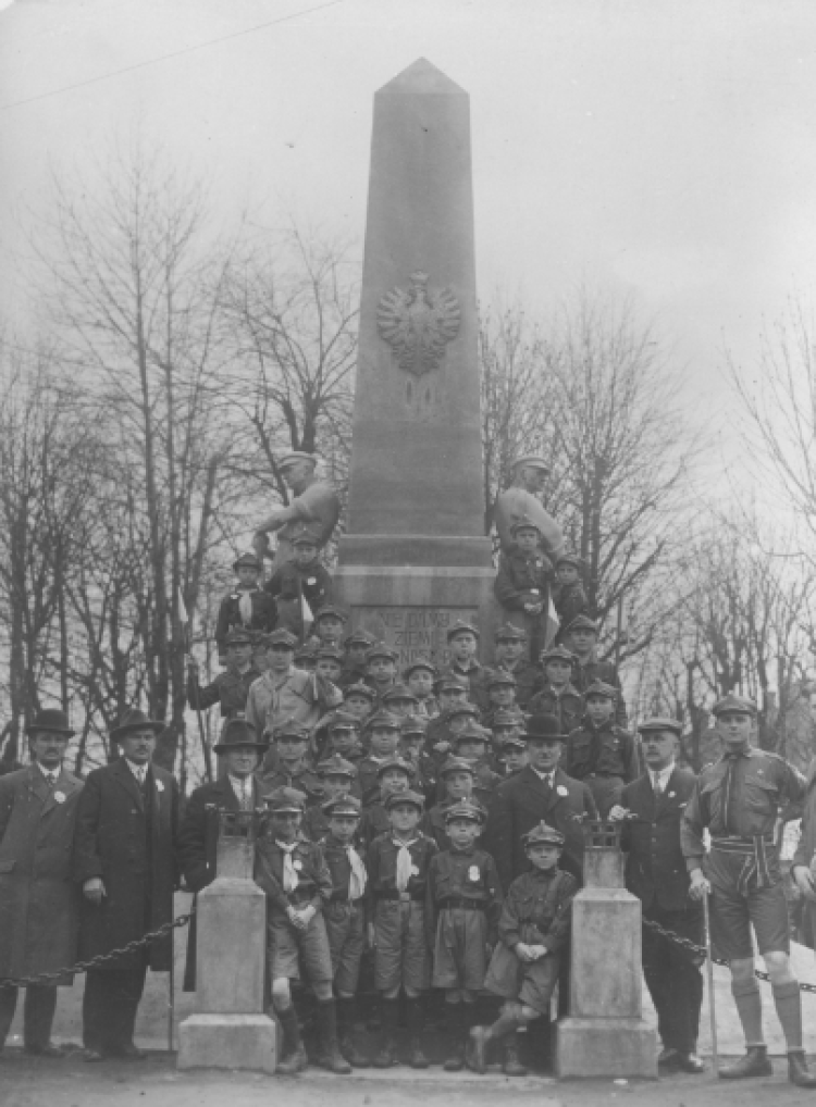 Fotografia grupowa harcerzy pod Pomnikiem Wolności w Czechowicach-Dziedzicach. Źródło: NAC