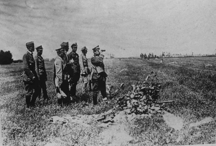 Okuniew 1920. Bitwa Warszawska. Dowódca frontu północnego, generał broni Józef Haller pod Okuniewem. Fot. PAP/CAF