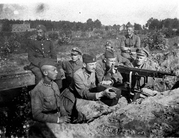 Żołnierze przy stanowisku polskich karabinów maszynowych w rejonie Radzymina. Warszawa, 1920 r. Fot. PAP/Archiwum