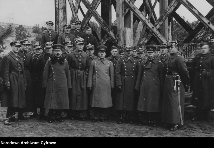 Wizyta oficerów japońskich w 2 Batalionie Mostów Kolejowych w Legionowie. Lata międzywojenne. Fot. NAC