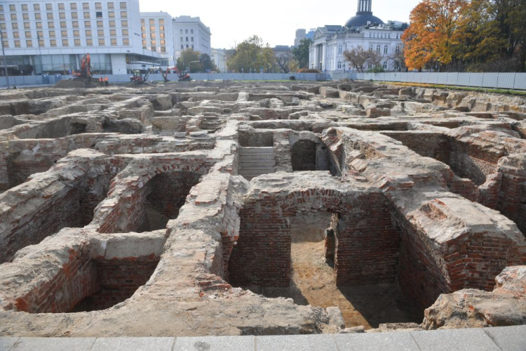 Odkryte fundamenty pałacu Saskiego na Placu Marszałka Józefa Piłsudskiego w Warszawie w 2022 r. Fot. PAP/R. Pietruszka