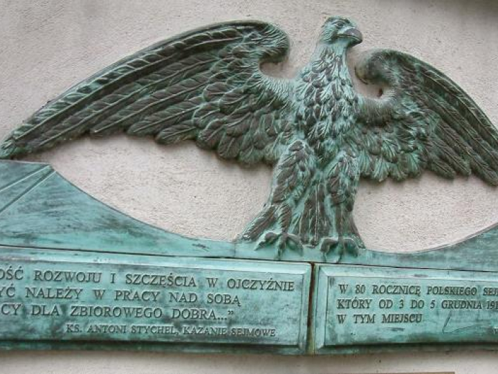 Tablica poświęcona Sejmowi Dzielnicowemu. Źródło: Wikimedia Commons