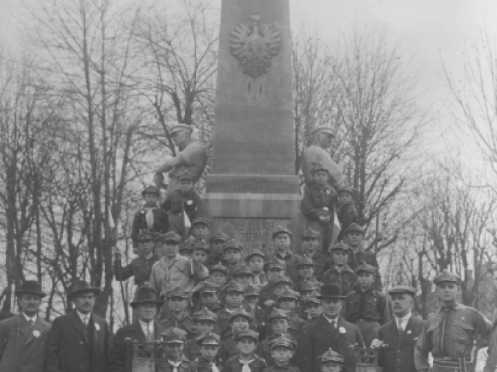 Fotografia grupowa harcerzy pod Pomnikiem Wolności w Czechowicach-Dziedzicach. Źródło: NAC