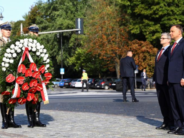  Prezydent Andrzej Duda (P) i szef BBN Paweł Soloch (2P) składają wieniec przed pomnikiem Marszałka Józefa Piłsudskiego. Fot. PAP/R. Guz