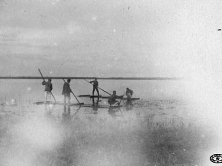 Legioniści płyną na tratwach. Pozycje nad Styrem, Wołyń. Wiosna, 1916 r. Fot. CAW